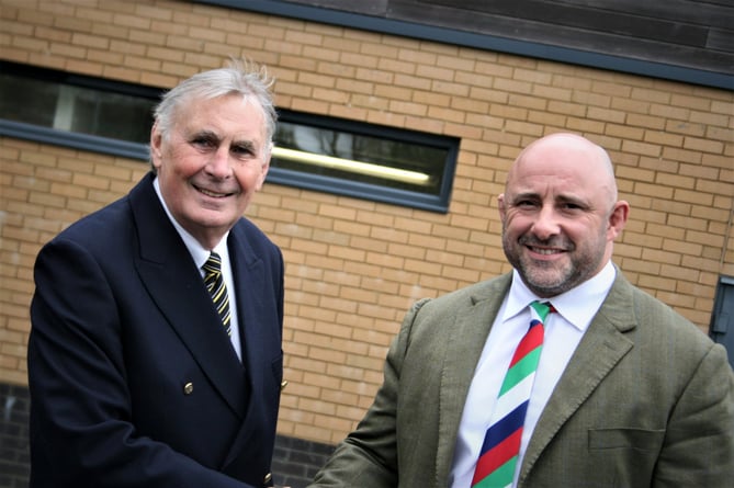 Club chairman Geoff Robins welcomes guest speaker David Flatman to the Sportsman’s Lunch